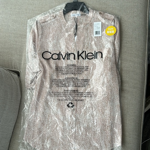 Calvin Klein
Rose Water Banded Collar Long Roll-Tab Sleeve Button Front Top. M - Picture 9 of 11